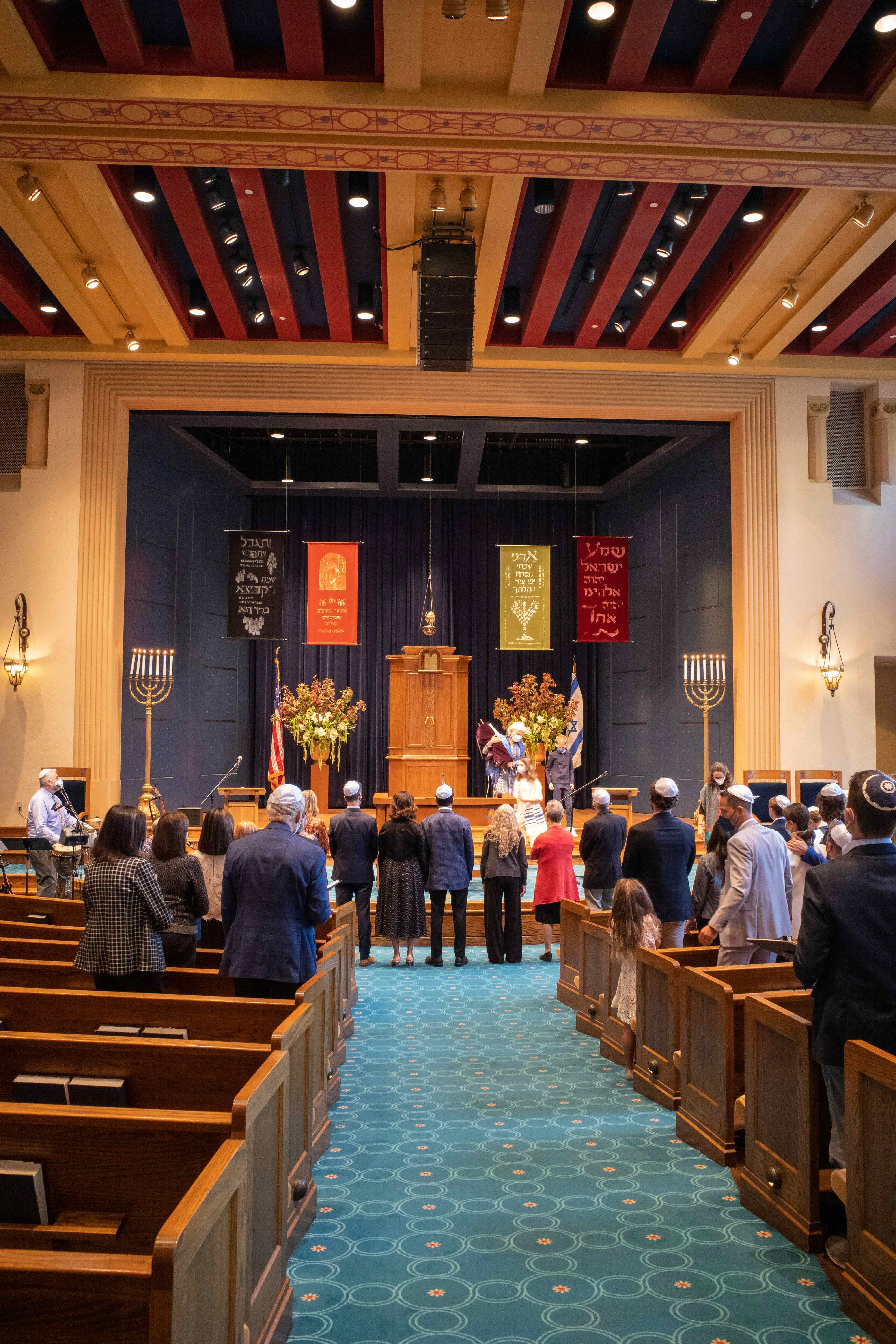 temple emanu-el service in session
